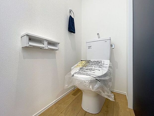 「温水洗浄便座付きトイレ」トイレは快適な温水洗浄便座付です。清潔感のあるホワイトで統一しました。いつも清潔な空間であって頂けるよう配慮された造りです。