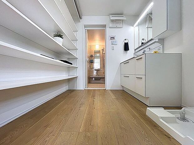 「洗面所」明るく清潔感のある色調で纏められた洗面室は、機能性に富んだ三面鏡と使い勝手の良い収納を完備した洗面台を設置しております。