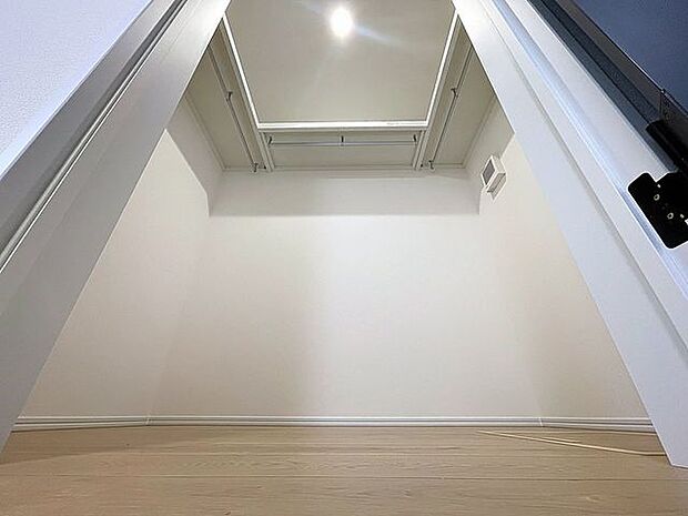 「ウォークインクローゼット」たっぷりと荷物が入るよう、ウォークインクローゼットを完備いたしました。