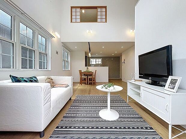 「ナチュラルテイスト×ダウンライト」天井に埋込タイプのダウンライトは、室内を広く感じさせ、お部屋を柔らかく照らし、上品な雰囲気を造ります。