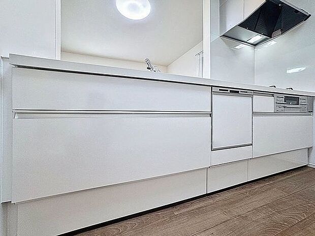 「家事時短の叶うキッチン◎」効率よくお料理ができる3口コンロ・食洗機・出し入れしやすいスライド収納を完備したシステムキッチン。確かな機能性を実感頂けます。