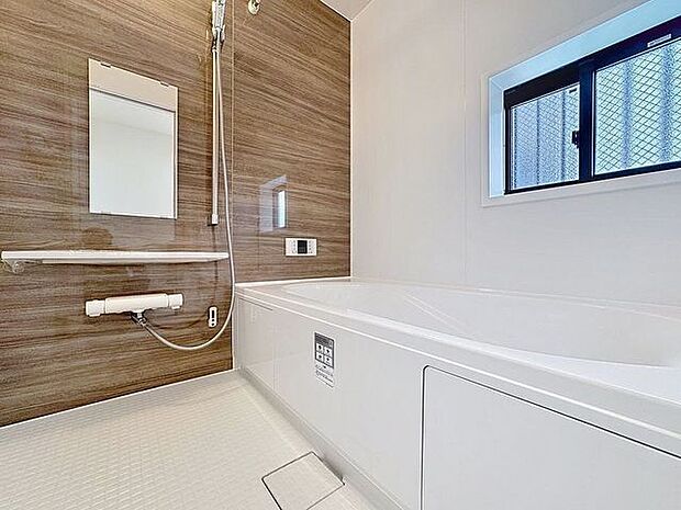 「窓あり×バスルーム」癒しの空間バスルームです。窓が設置されている為、通気性良く清潔にお使い頂けます。