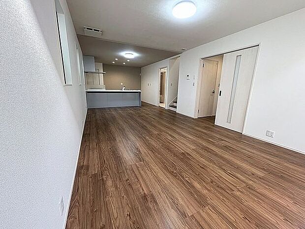 「ダイニング」ホワイトクロス×濃いカラーのフローリングをコーディネートした室内。シンプルな室内デザインなので、よりインテリアが映えます。