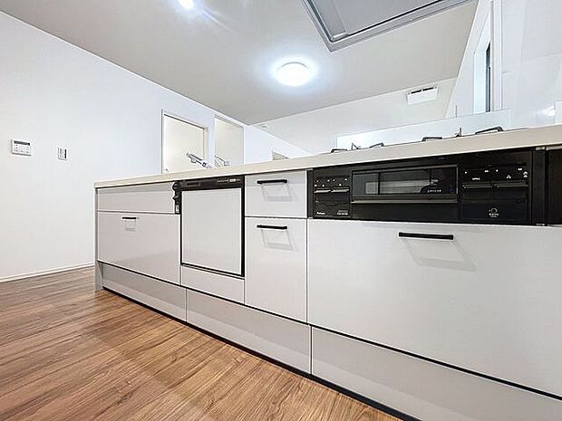 「家事時短の叶うキッチン◎」効率よくお料理ができる3口コンロ・食洗機・出し入れしやすいスライド収納効率よく完備したシステムキッチン。確かな機能性を実感頂けます。