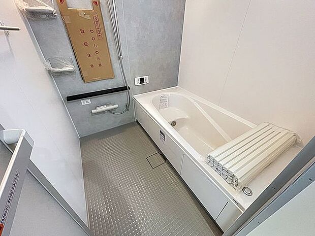 「~ホっと一息~快適バスルーム」一日の疲れを癒す貴重なバスタイム。ゆったりと足を伸ばして入浴することが可能な広さです。