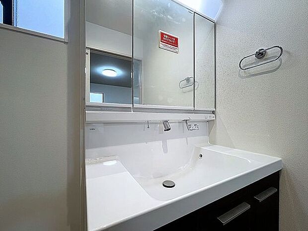 「洗面台」大きな鏡で朝の準備もばっちり。収納も多く、洗剤など日用品の保管にも便利です。