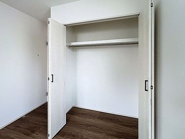 「収納」全ての居室にクローゼットを完備しております。