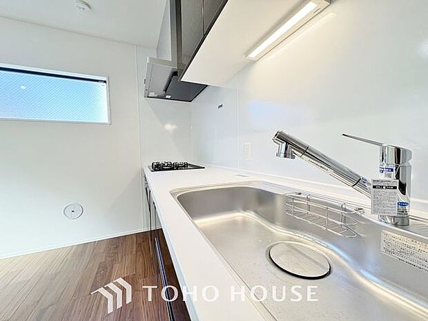 「家事時短の叶うキッチン◎」効率よくお料理ができる3口コンロ・食洗機・出し入れしやすいスライド収納を完備したシステムキッチン。確かな機能性を実感頂けます。