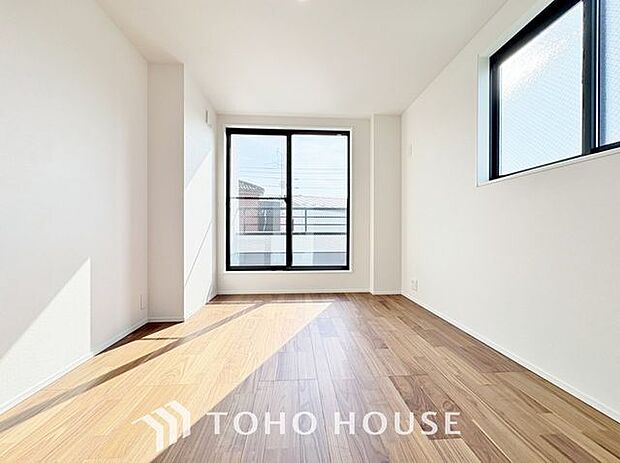 「バルコニーに面した居室」主寝室は十分な広さに加えて、快適に目覚められるよう、大きな採光窓を設けました。