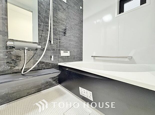 「～ホっと一息～快適バスルーム」一日の疲れを癒す貴重なバスタイム。ゆったりと足を伸ばして入浴することが可能な広さです。