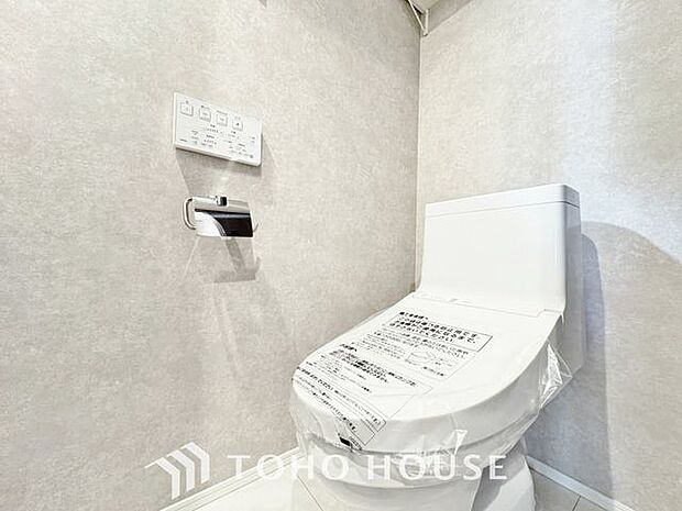 「温水洗浄便座付きトイレ」トイレは快適な温水洗浄便座付です。清潔感のあるホワイトで統一しました。いつも清潔な空間であって頂けるよう配慮された造りです。