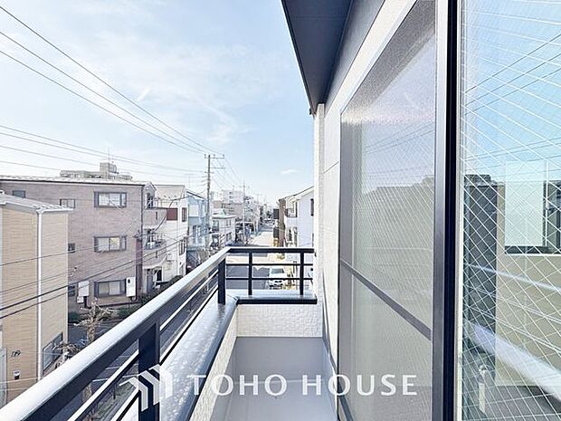 「バルコニー」バルコニーは、ご家族のお布団やシーツもまとめて干せるゆとりある広さになっています。