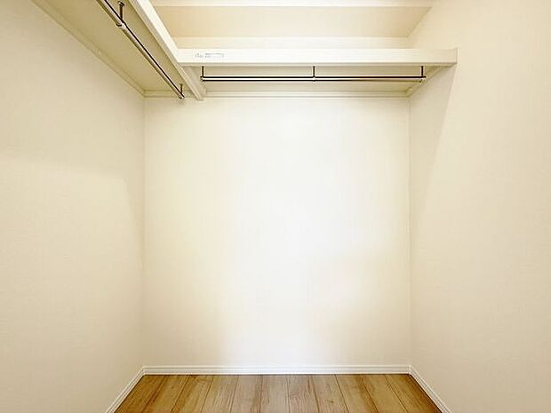 「ウォークインクローゼット」たっぷりと荷物が入るよう、ウォークインクローゼットを完備いたしました。