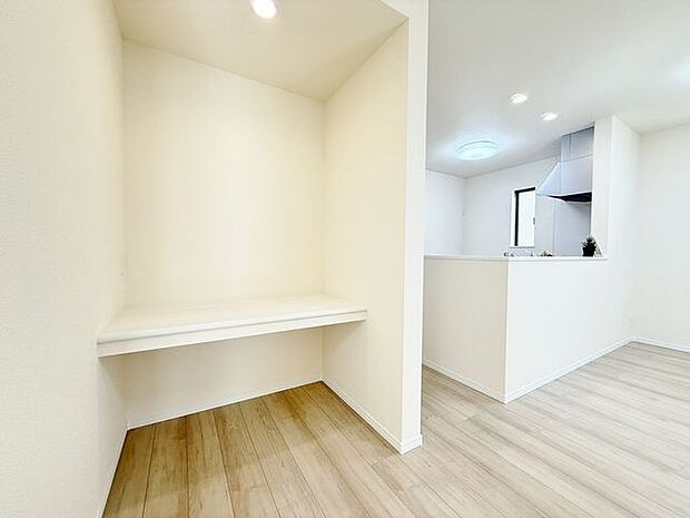 「マルチカウンター」お子様のお勉強や、リモートワークスペースにも便利な空間♪生活に合わせてフレキシブルにお使いいただけます。