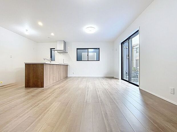 「リビングダイニング」柔らかな色合いが優しい雰囲気のお部屋は、格別の居心地の良さを感じて頂けます。採光窓から零れる陽光に癒されてください。