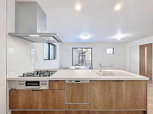 「家事時短の叶うキッチン◎」効率よくお料理ができる3口コンロ・食洗機・出し入れしやすいスライド収納を完備したシステムキッチン。確かな機能性を実感頂けます。