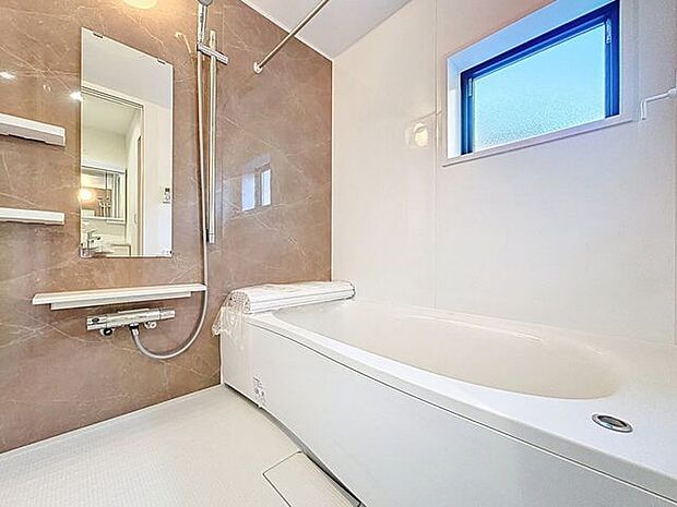 「～ホっと一息～快適バスルーム」一日の疲れを癒す貴重なバスタイム。ゆったりと足を伸ばして入浴することが可能な広さです。