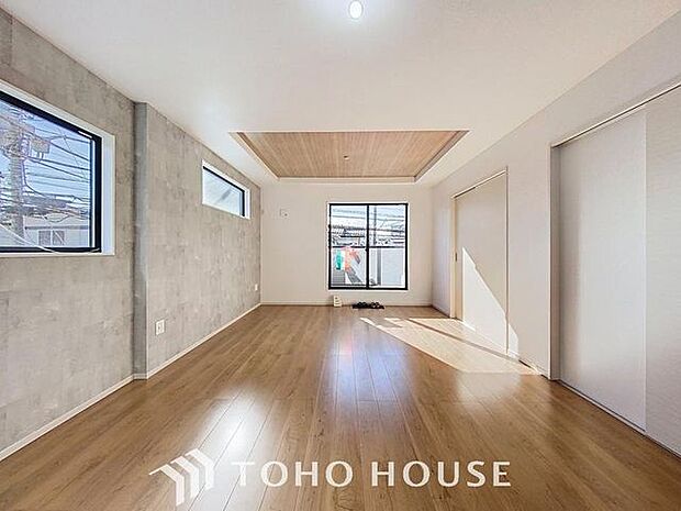 「穏やかな時が流れる癒しの空間」穏やかな光が明るくリビングルームを包みます。心地よい空間が、ご家族のかけがえのない時間に優しく寄り添います。