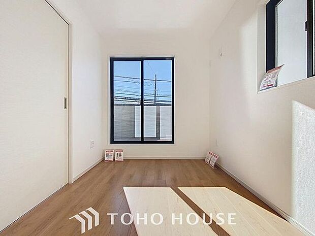 「南西バルコニーに面した居室」温もりある自然光を感じていただける居室です。飽きのこないナチュラルなデザインの空間は、色褪せることのない心地良さを作ります。