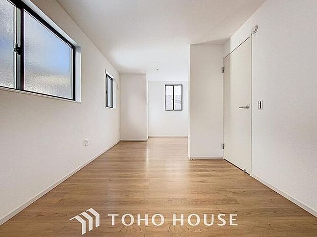 「間仕切り対応可能な居室。」家族構成によって、将来的に2部屋に分けてお使い頂けます。時が経ち、ニーズが変わってもフレキシブルに活用頂けます。