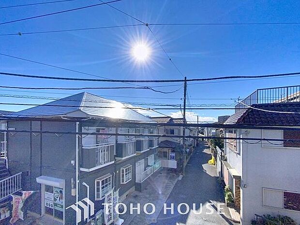 「穏やかな街並みの眺望」穏やかな街並みを一望しながら、爽やかな風と柔らかく降り注ぐ陽光を感じて頂けます。心地良い開放感が暮らしにゆとりと充足感をもたらします。