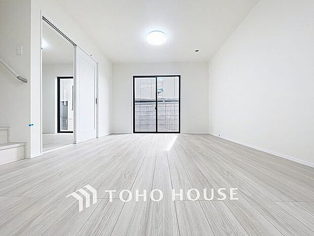 光が注がれる青い空から鮮やかに赤色にゆっくりと染まる。そんな優しい時間がここでは流れてゆく。