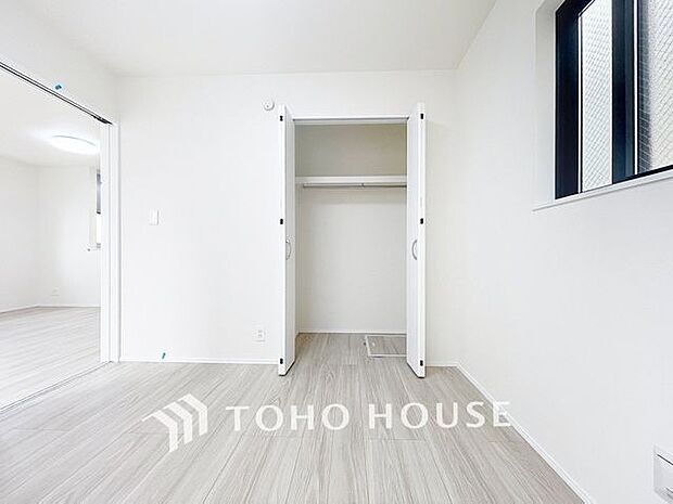 建物内部の収納には拘りました。共有部分に設けた収納。お荷物が多い方にも安心です。