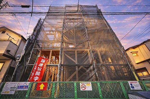 お客様の求める本当の「住み心地」とは何なのか。そのための一手間一工夫を惜しみません。街並みや周辺の環境に呼応しながら、美しく、そして毎日の暮らしを考慮した機能性の高い住まい。