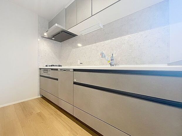 「使いやすさを重視したキッチンスペース」作業スペースを多くとったキッチン。調理がしやすく余裕の広さです!調理器具等がすっきりと片付く収納力を備えています。