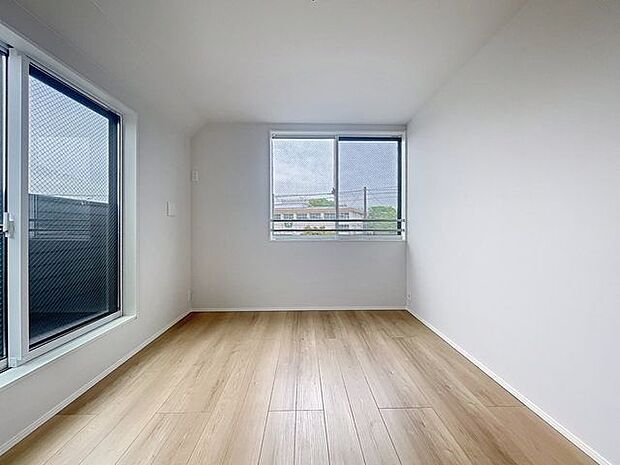 「全居室6帖以上」ほっと一息つけるような、安心して寛げる雰囲気の空間です。シンプルな内装は、時が経ちニーズが変わっても、フレキシブルに活用頂けます。