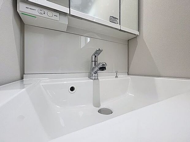 「洗面台」シンプルだからこそ使いやすい。スタンダードなデザインの洗面ボウルは清潔感あるオフホワイトです。