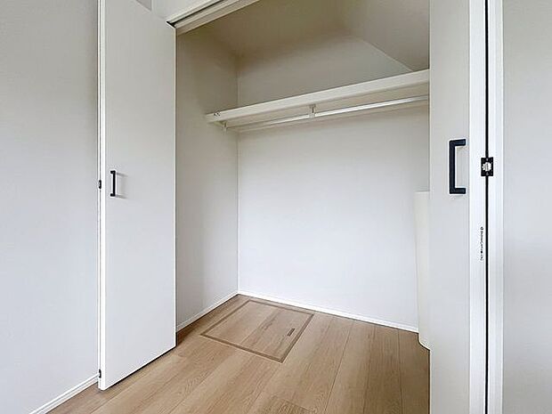 「収納の多さも魅力」使い勝手の良い収納棚を設置しております。居住スペースを充分に確保することができる為、ゆとりある室内で、ゆっくりとご寛ぎいただけます。