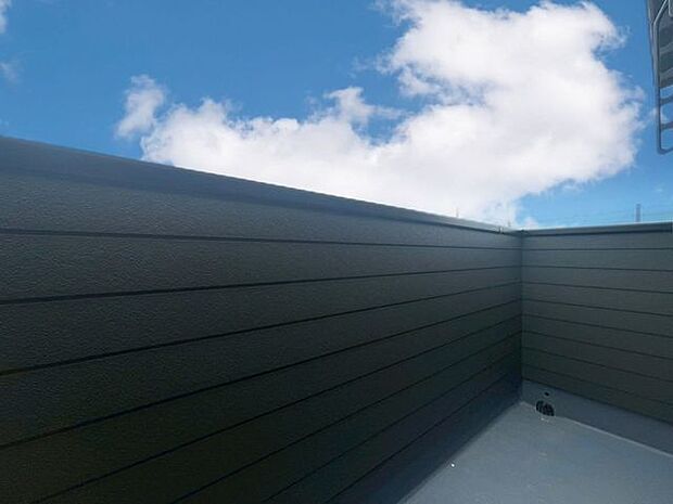 「開放感感じるバルコニー」頬をなでる優しい風を感じることが出来るバルコニー。つい深呼吸をしたくなる気持ちの良い眺望はこのお部屋の自慢です。