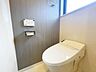 トイレ：「温水洗浄便座付きトイレ」トイレは快適な温水洗浄便座付です。清潔感のあるホワイトで統一しました。いつも清潔な空間であって頂けるよう配慮された造りです。