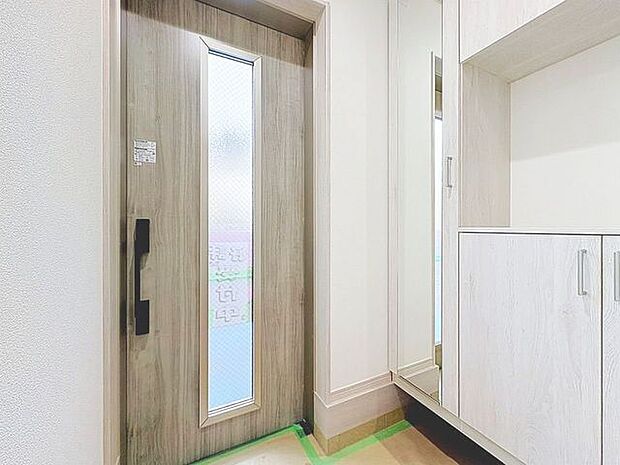 「自分ライクな玄関をお造り下さい」玄関スペースには、季節の飾り付けやお花、写真などが飾れて、自分好みにアレンジできます。