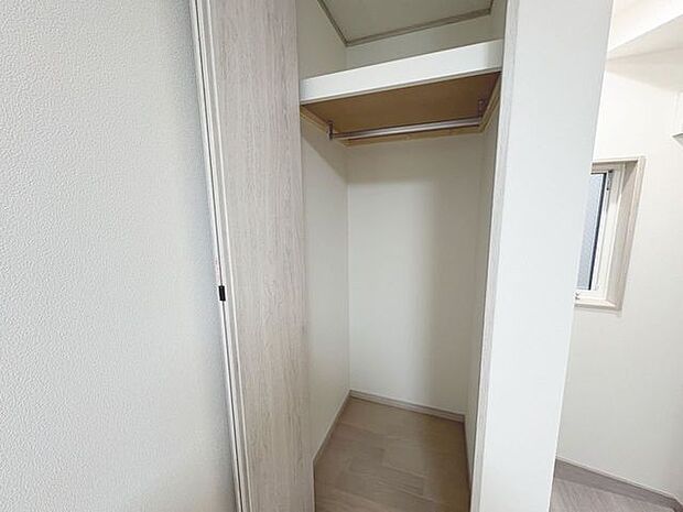 「収納」居室にはクローゼットを完備し、自由度の高い家具の配置が叶うシンプルな空間です。お子様の成長と必要になる子供部屋を与えるにはぴったりの間取りですね。