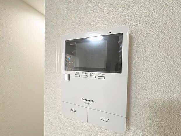 「見える安心・TVモニター付きインターホン」誰が来てもわかる様にモニター付きインターホンを設置。家事導線を考慮した個所に設置し、防犯性と利便性に優れ快適と安らぎを合わせた優しい設計。