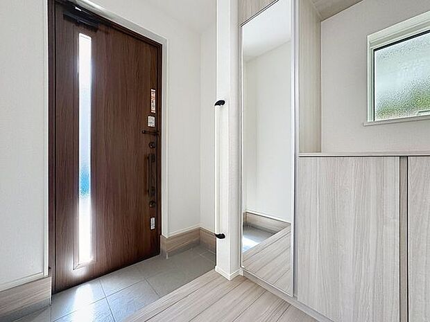 「玄関」家の中でお客様を迎える最初の場所である玄関。豊富な玄関収納で、常に綺麗に保つことが出来ます。