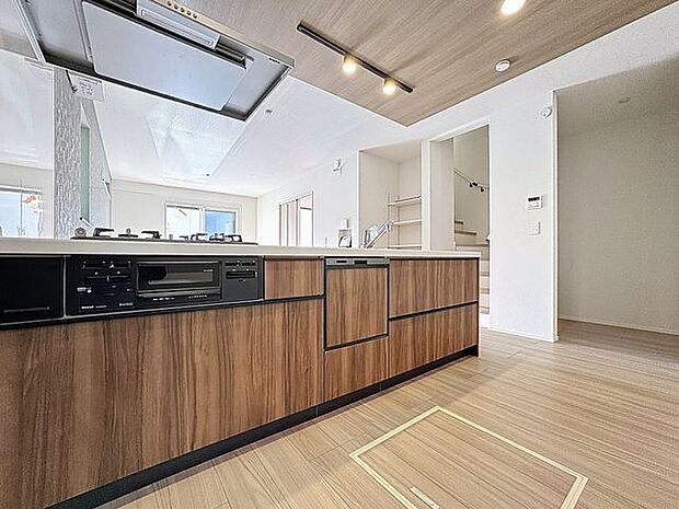 「家事時短の叶うキッチン◎」効率よくお料理ができる3口コンロ・食洗機・出し入れしやすいスライド収納を完備したシステムキッチン。確かな機能性を実感頂けます。