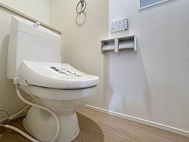 「温水洗浄便座付きトイレ」トイレは快適な温水洗浄便座付です。清潔感のあるホワイトで統一しました。いつも清潔な空間であって頂けるよう配慮された造りです。