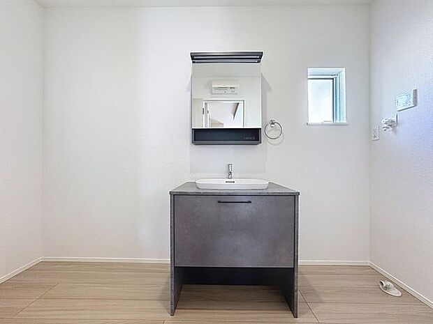 「窓あり×洗面所」湿気の多くなりやすい洗面所も、窓があることで換気が可能なので気持ちよくお使い頂けます。