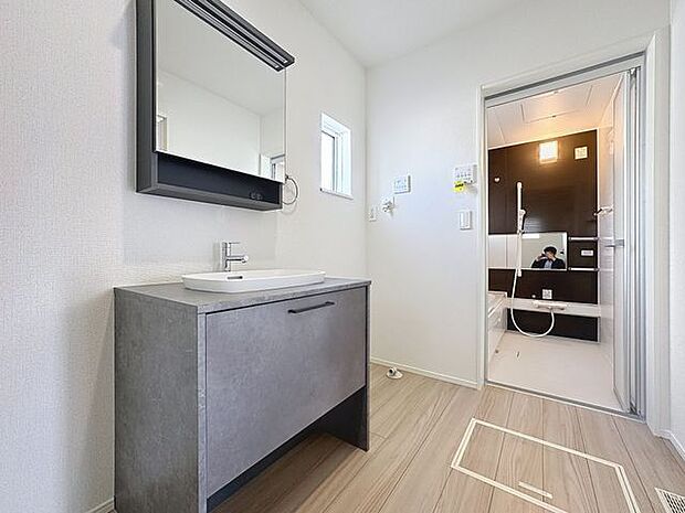 「ナチュラルな洗面室」落ち着きを感じさせる空間の洗面所。洗面台上に取り付けられた照明が優しい印象を与えてくれるので、朝の準備もスムーズに進みそうですね。