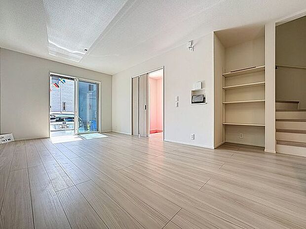 「居心地の良いリビング」溢れる開放感を手中に収めることができるゆとりあるリビングダイニングです。心地よい光と風を運んでくれる、おだやかな空気に纏われた住まいです。