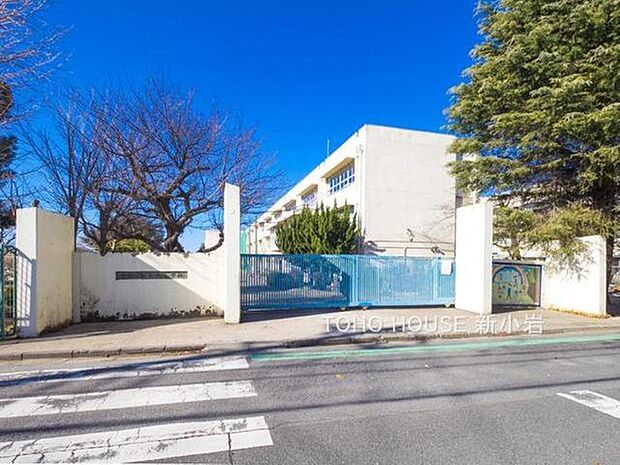 徒歩4分。松戸市立根木内小学校 270m