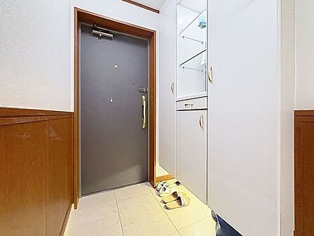 「玄関」家の中でお客様を迎える最初の場所である玄関。豊富な玄関収納で、常に綺麗に保つことが出来ます。