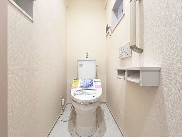 「ウォシュレット機能付き」優れた節水効果や汚れが付きにくい便座など、ほしかった機能が揃ったウォシュレット一体型トイレです。収納に便利な吊戸棚を備え付けています。