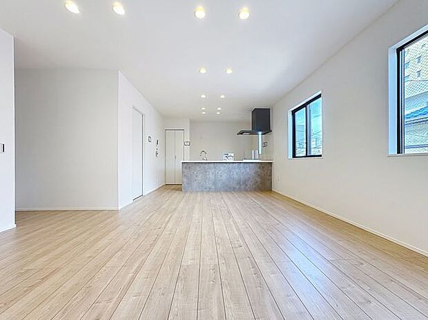 「癒し空間・18帖LDK」空気感という居心地の良いBGMは、心からのやすらぎと満足感を与えてくれます。通風と採光を考慮したリビングは地域の鼓動を感じながらお寛ぎ頂けます。