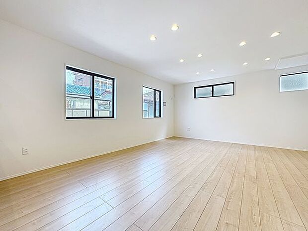 「床暖房完備・LDK」LDK一部には、床暖房があります。エアコンとは違いホコリが舞わないので、小さなお子様やペットと暮らしているご家庭にもおすすめです。