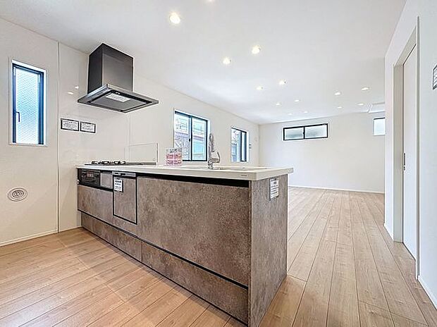 「オープンキッチン」お部屋の雰囲気に溶け込む、インテリアの一部のようなオープンキッチンです。リビングにいるご家族とのおしゃべりを楽しみながらの作業が可能です。