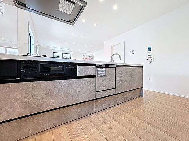 「使いやすさを重視したキッチンスペース」作業スペースを多くとったキッチン。調理がしやすく余裕の広さです!調理器具等がすっきりと片付く収納力を備えています。